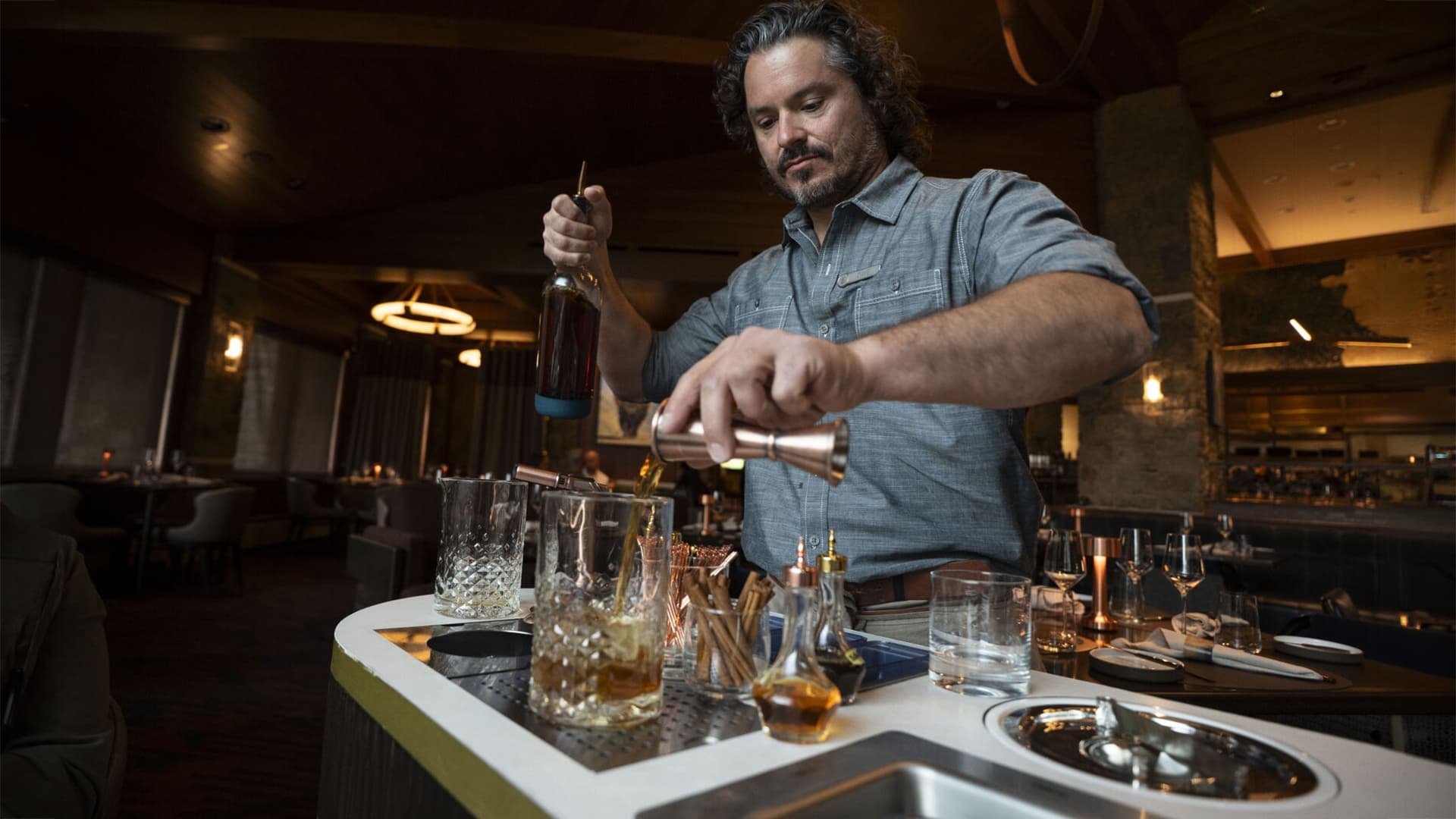 The Experience Guests Remember: How Tableside Service Became the Mark of a Luxury Property